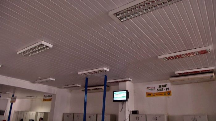 Lâmpadas estão queimadas após pane elétrica. (Foto: João Júnior)