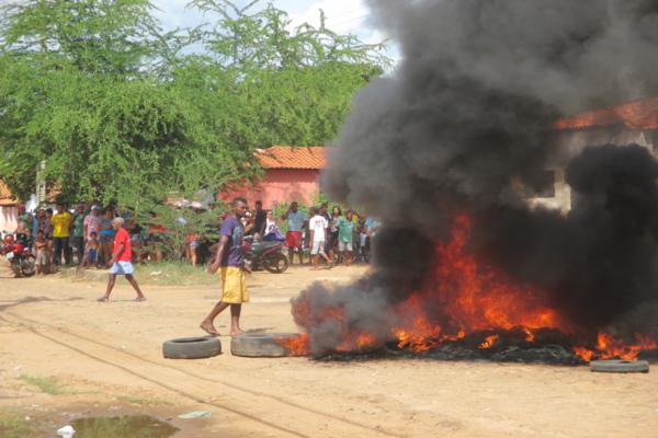 População protesta em frente à delegacia de Polícia em Amarante e ameaçam atear fogo ( Caso ‘Anão ) - Imagem 11