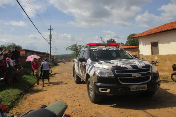 População protesta em frente à delegacia de Polícia em Amarante e ameaçam atear fogo ( Caso ‘Anão ) - Imagem 8