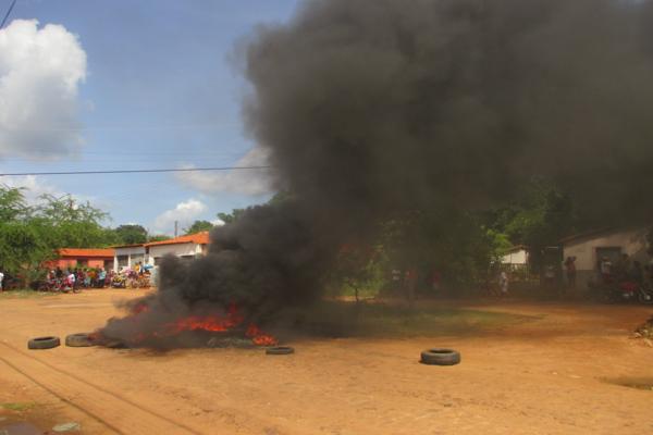 População protesta em frente à delegacia de Polícia em Amarante e ameaçam atear fogo ( Caso ‘Anão ) - Imagem 10