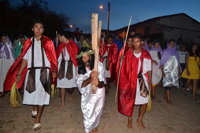 Via-crúcis leva multidão às ruas de Pimenteiras. Veja fotos  - Imagem 40