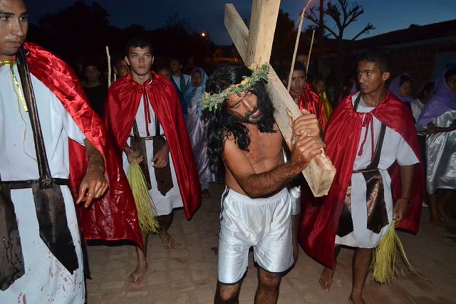 Via-crúcis leva multidão às ruas de Pimenteiras. Veja fotos  - Imagem 46