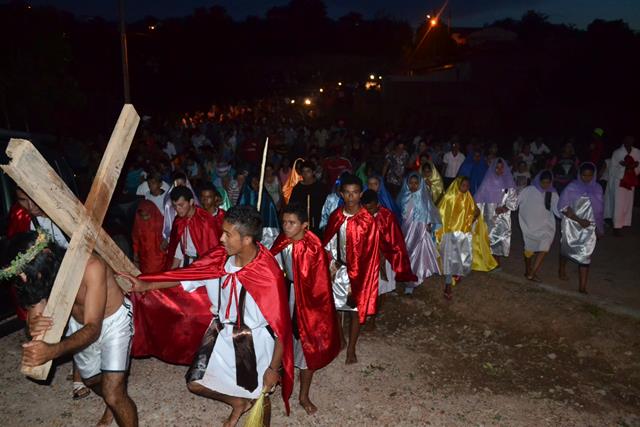 Via-crúcis leva multidão às ruas de Pimenteiras. Veja fotos  - Imagem 47