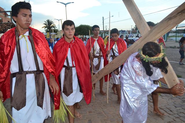 Via-crúcis leva multidão às ruas de Pimenteiras. Veja fotos  - Imagem 24