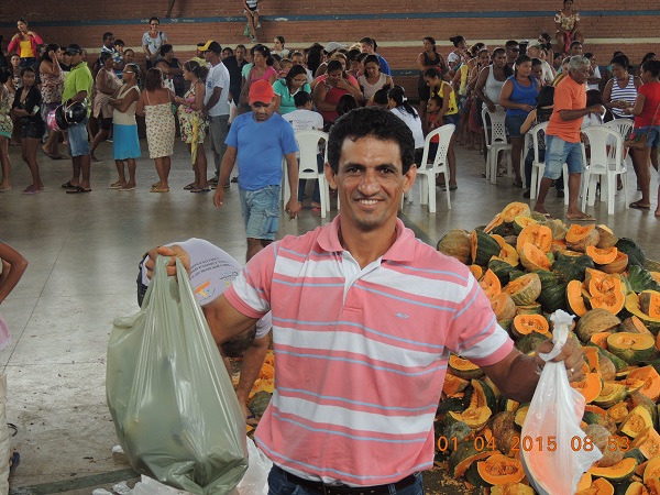 Prefeitura de Monsenhor Gil, realiza distribuição de cestas básicas  - Imagem 9