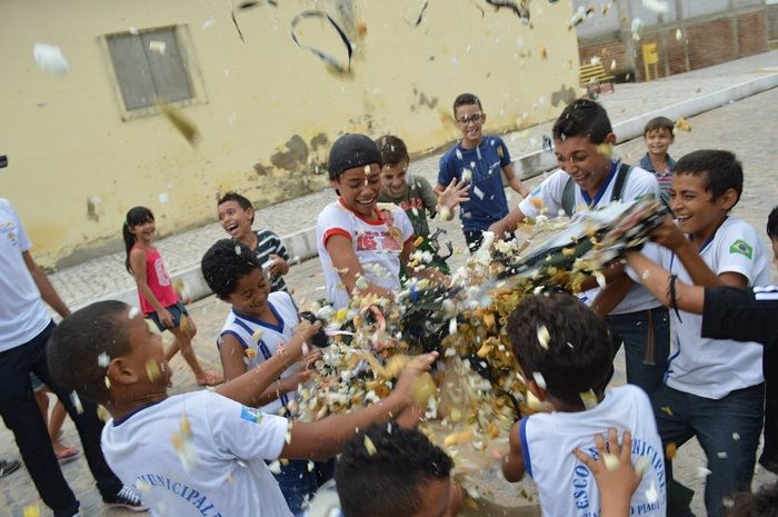 Resgatando a cultura popular; escolas municipais realizam malhação do Judas - Imagem 34