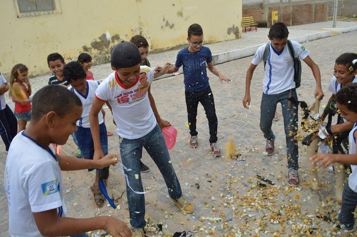 Resgatando a cultura popular; escolas municipais realizam malhação do Judas - Imagem 35