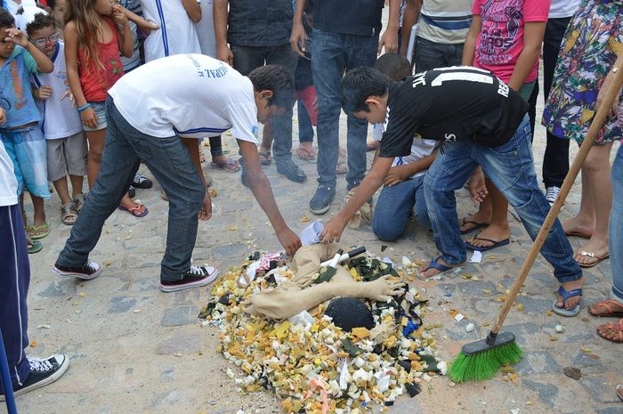 Resgatando a cultura popular; escolas municipais realizam malhação do Judas - Imagem 43