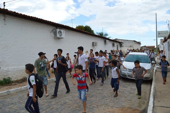 Resgatando a cultura popular; escolas municipais realizam malhação do Judas - Imagem 20