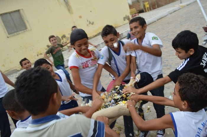 Resgatando a cultura popular; escolas municipais realizam malhação do Judas - Imagem 33