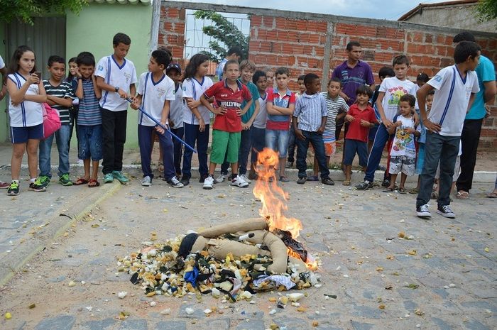 Resgatando a cultura popular; escolas municipais realizam malhação do Judas - Imagem 45