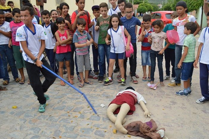 Resgatando a cultura popular; escolas municipais realizam malhação do Judas - Imagem 27