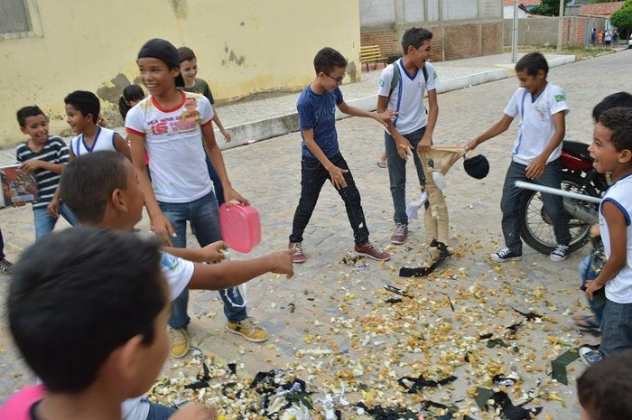 Resgatando a cultura popular; escolas municipais realizam malhação do Judas - Imagem 36