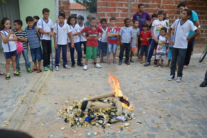 Resgatando a cultura popular; escolas municipais realizam malhação do Judas - Imagem 44