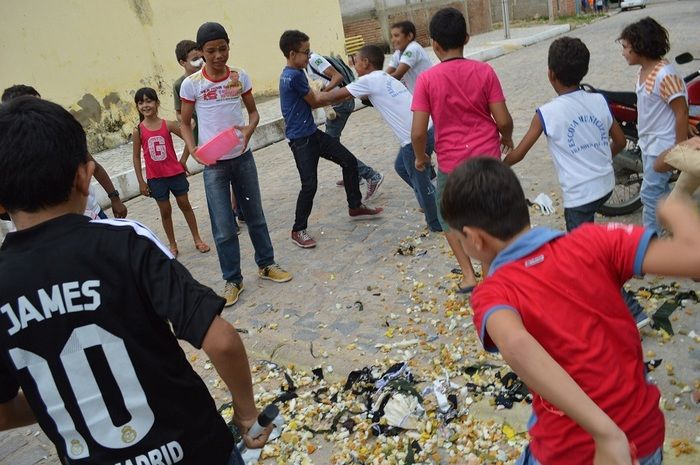 Resgatando a cultura popular; escolas municipais realizam malhação do Judas - Imagem 37