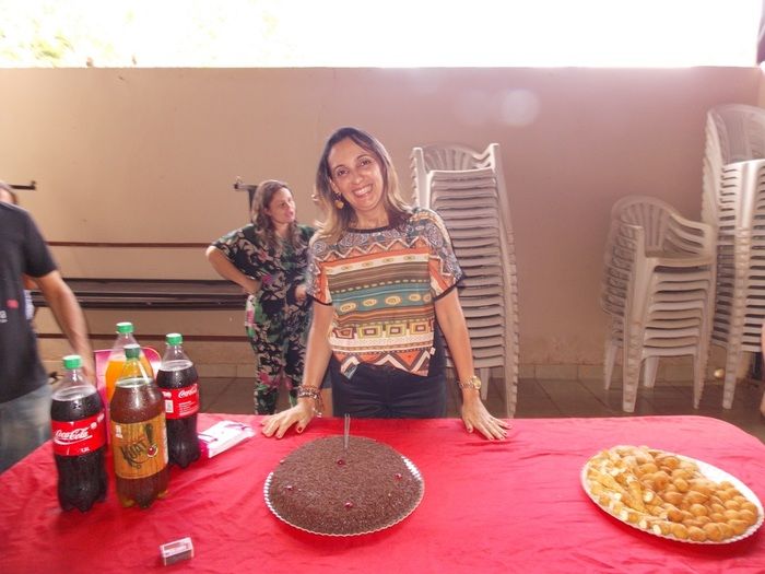 Coordenadora do CRAS Marcília Cavalcante é surpreendida por amigas. - Imagem 2