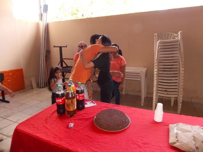 Coordenadora do CRAS Marcília Cavalcante é surpreendida por amigas. - Imagem 1