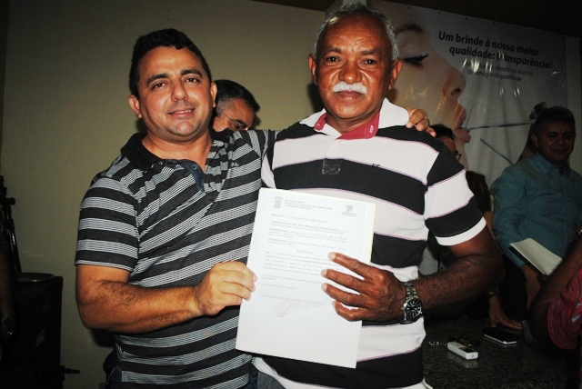 Prefeito efetiva servidores com mais de 20 anos de serviço em Campo Maior  - Imagem 5