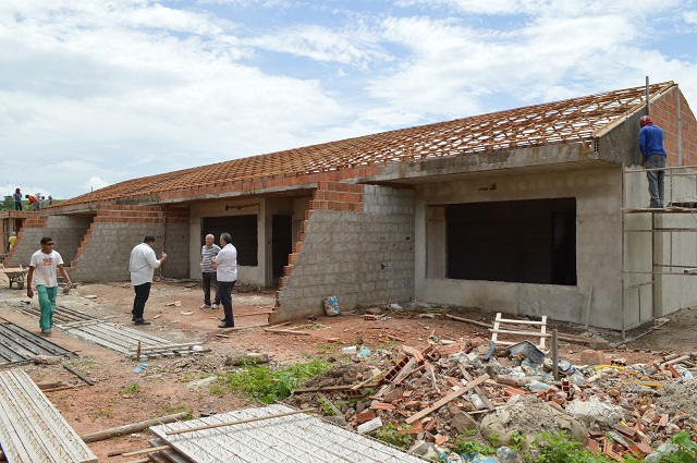 Prefeito Bernildo Val visita obras de construção de creche em Buriti dos Lopes - Imagem 4