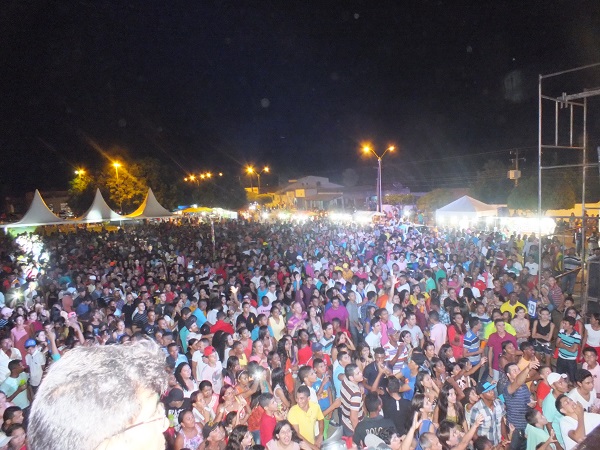 Público lota praça de eventos no aniversário de Santa Rosa do Piauí; Fotos! - Imagem 12