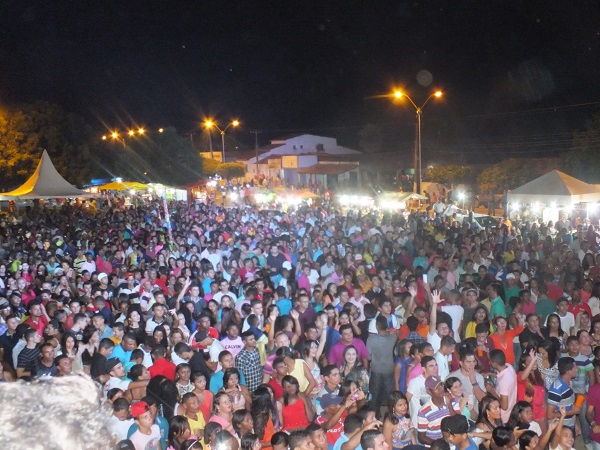 Público lota praça de eventos no aniversário de Santa Rosa do Piauí; Fotos! - Imagem 11