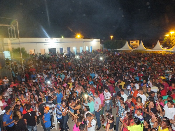 Público lota praça de eventos no aniversário de Santa Rosa do Piauí; Fotos! - Imagem 8
