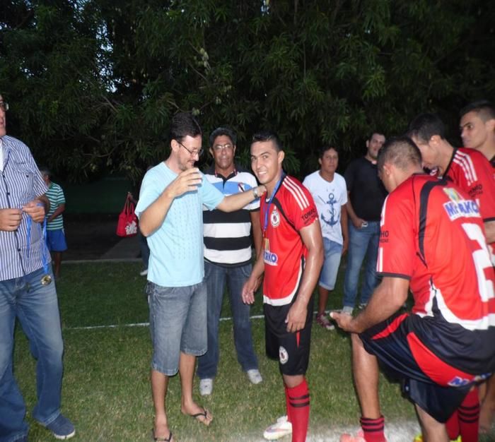 Vereador Fernando Moura parabenizando atleta Juninho do Moto Táxi 