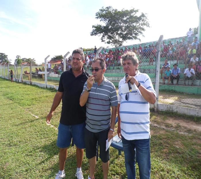 Albércio Moura, Wagner Sales e Fernando Portela transmitindo o jogo ao vivo pela Rádio Vale do Coroatá - AM