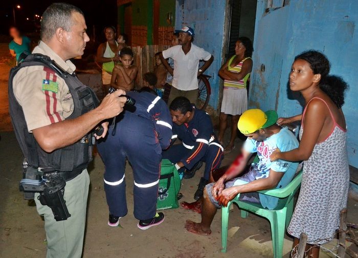 Uma unidade do SAMU realizou os primeiros procedimentos com a vítima. (Foto: Kairo Amaral)