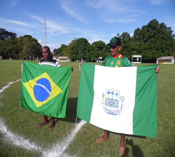 Bandeiras do Brasil e de Elesbão Veloso