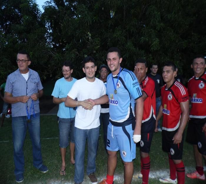 Ulisses Macêdo parabenizando atleta do Moto Táxi