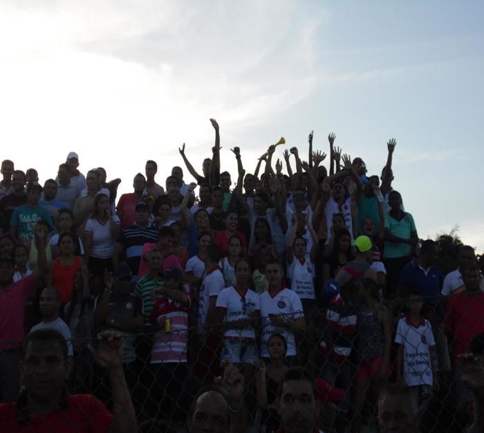 Barulhenta e animada torcida do Moto Táxi