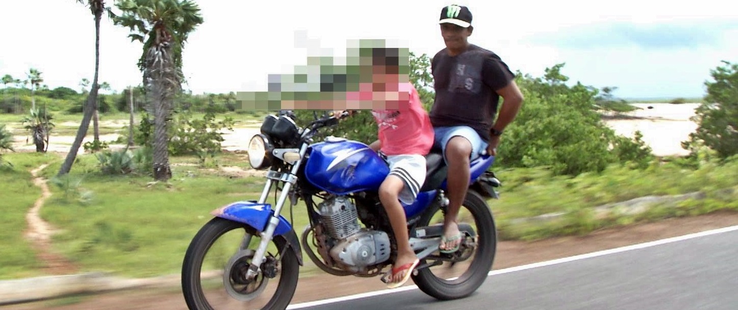 Criança é flagrada pilotando moto em rodovia no litoral do Piauí