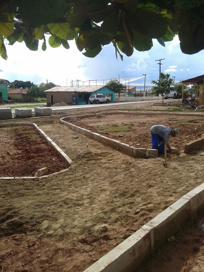 Prefeitura constrói praça com recursos próprios na Malhada Vermelha  - Imagem 13