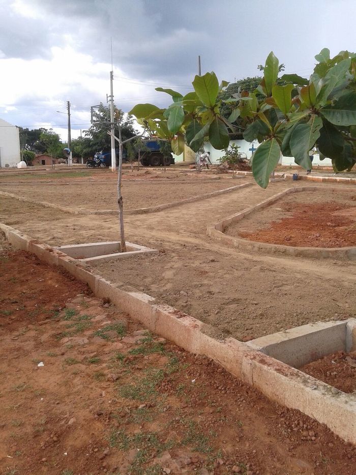 Prefeitura constrói praça com recursos próprios na Malhada Vermelha  - Imagem 1