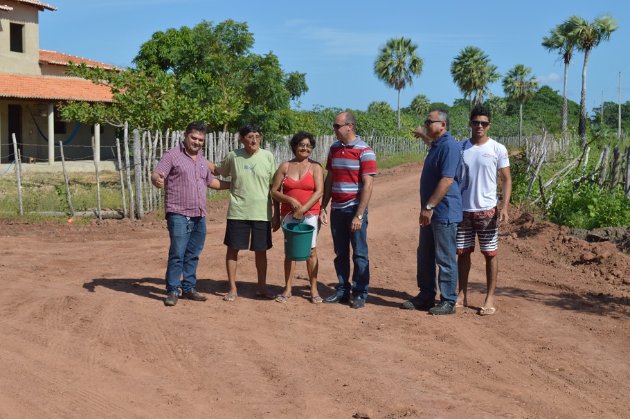 Prefeito Bernildo Val visita obras de construção de estrada na zona rural 