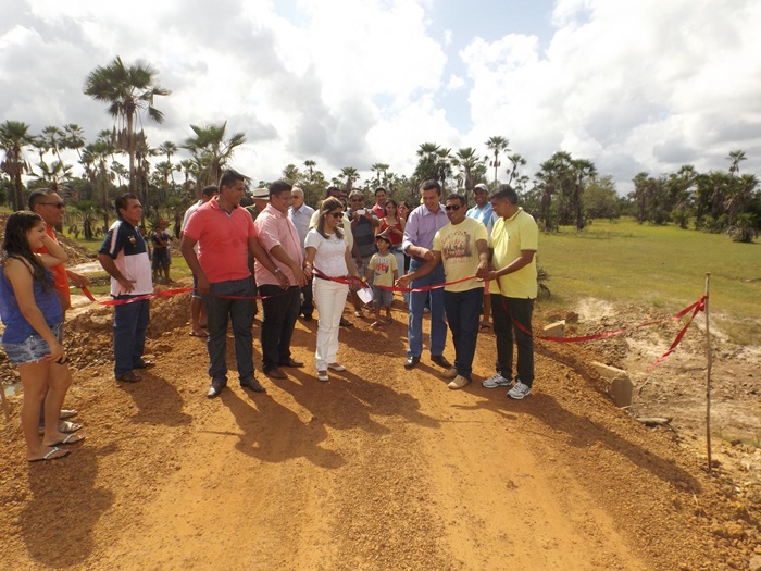 Prefeito Zé Henrique inaugura mais estradas, dois pontilhões e energia elétrica na zona rural  - Imagem 2