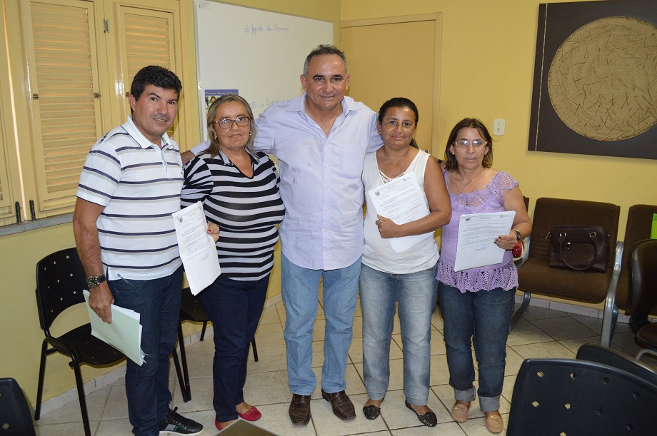 Prefeito Bernildo Val assina novas aposentadorias á servidores de Buriti dos Lopes