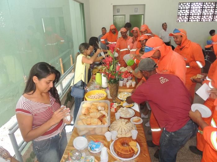 Estudantes prestam homenagem ao “Dia do Gari” - Imagem 3