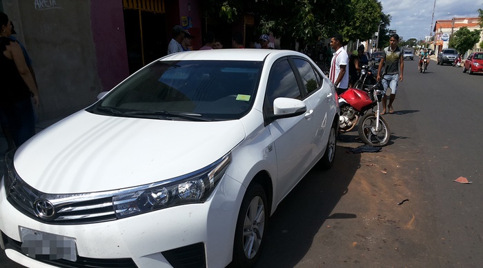 Homem com duas crianças em motocicleta colide com veículo estacionado em Piripiri - Imagem 3