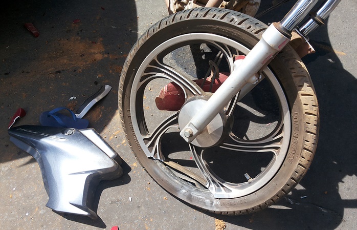 Homem com duas crianças em motocicleta colide com veículo estacionado em Piripiri - Imagem 2