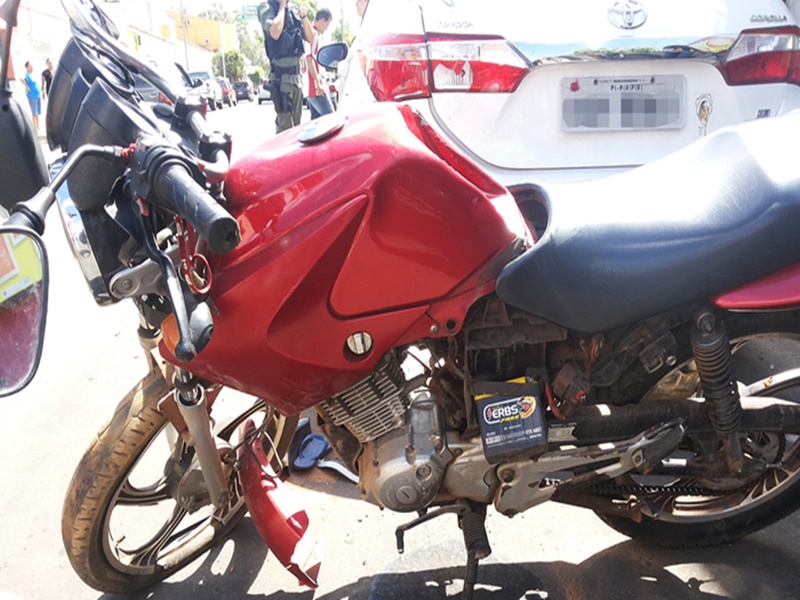 Homem com duas crianças em motocicleta colide com veículo estacionado em Piripiri