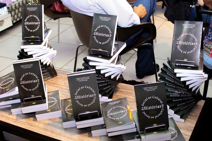 A prefeita de Francinópolis prestigia lançamento do livro da secretária municipal de Educação de Francinópolis. “Histórias: do social ao cultural, do  - Imagem 1