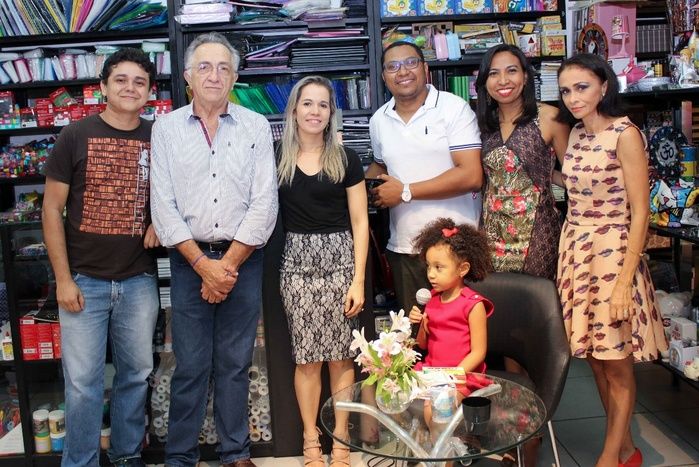 A prefeita de Francinópolis prestigia lançamento do livro da secretária municipal de Educação de Francinópolis. “Histórias: do social ao cultural, do  - Imagem 25