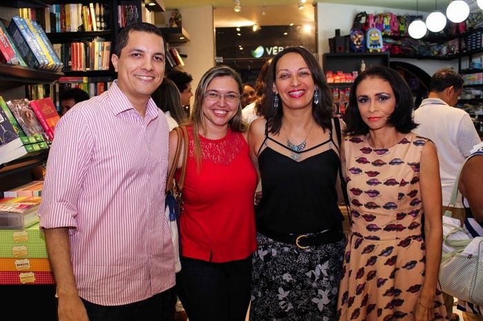 A prefeita de Francinópolis prestigia lançamento do livro da secretária municipal de Educação de Francinópolis. “Histórias: do social ao cultural, do  - Imagem 13