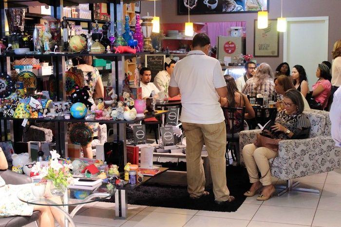 A prefeita de Francinópolis prestigia lançamento do livro da secretária municipal de Educação de Francinópolis. “Histórias: do social ao cultural, do  - Imagem 7