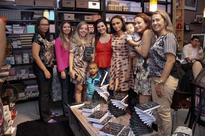 A prefeita de Francinópolis prestigia lançamento do livro da secretária municipal de Educação de Francinópolis. “Histórias: do social ao cultural, do  - Imagem 17