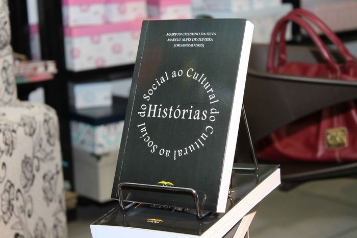 A prefeita de Francinópolis prestigia lançamento do livro da secretária municipal de Educação de Francinópolis. “Histórias: do social ao cultural, do  - Imagem 4
