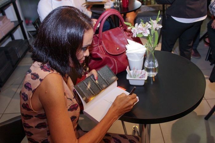 A prefeita de Francinópolis prestigia lançamento do livro da secretária municipal de Educação de Francinópolis. “Histórias: do social ao cultural, do  - Imagem 14