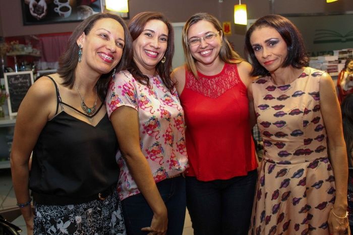 A prefeita de Francinópolis prestigia lançamento do livro da secretária municipal de Educação de Francinópolis. “Histórias: do social ao cultural, do  - Imagem 16